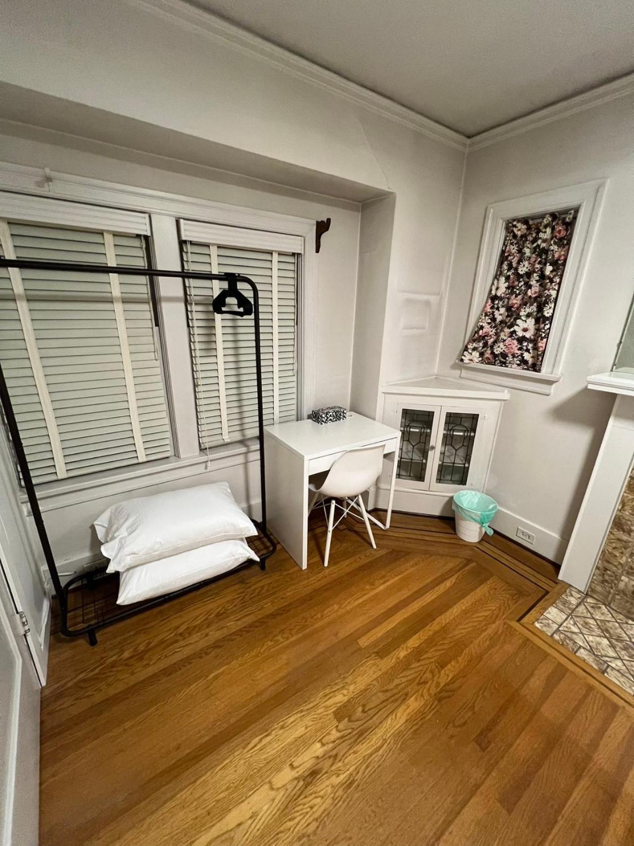 Vintage And Secluded Room In Vancouver West Exterior photo